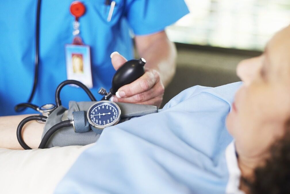 Lékař měří tlak pacienta s hypertenzí